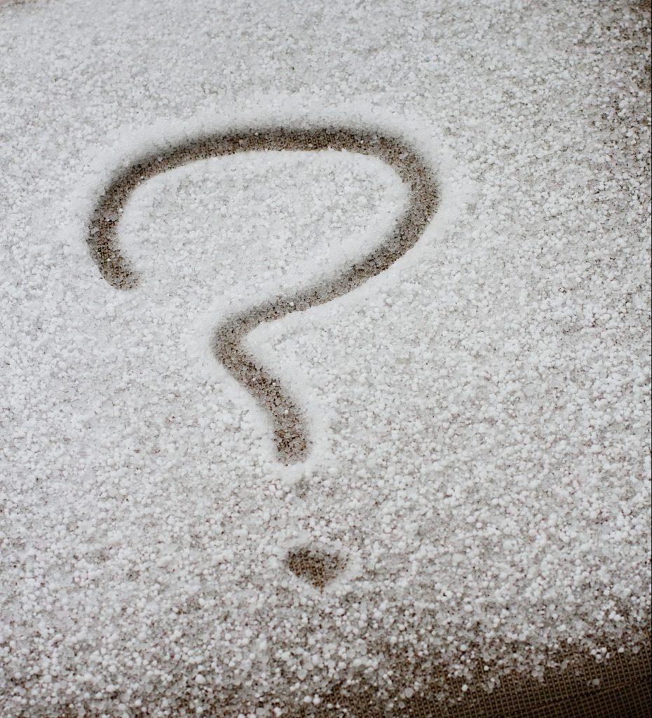 Point d'interrogation tracé à la main dans la neige